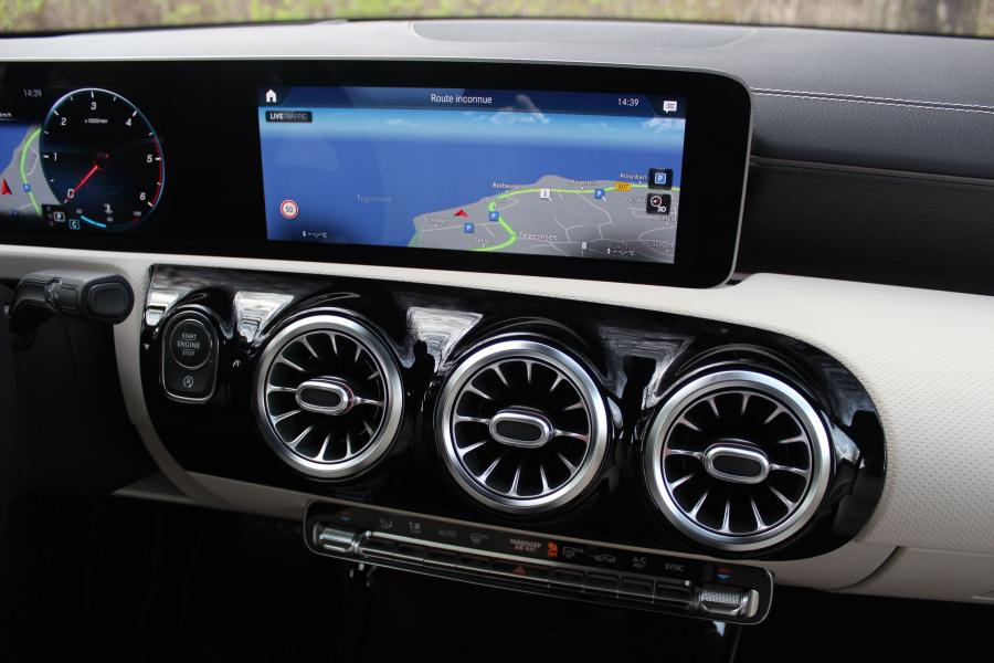 Детали интерьера Mercedes-Benz CLA180 d (W118) 2019 года  (WW) (фото 7 из 19)